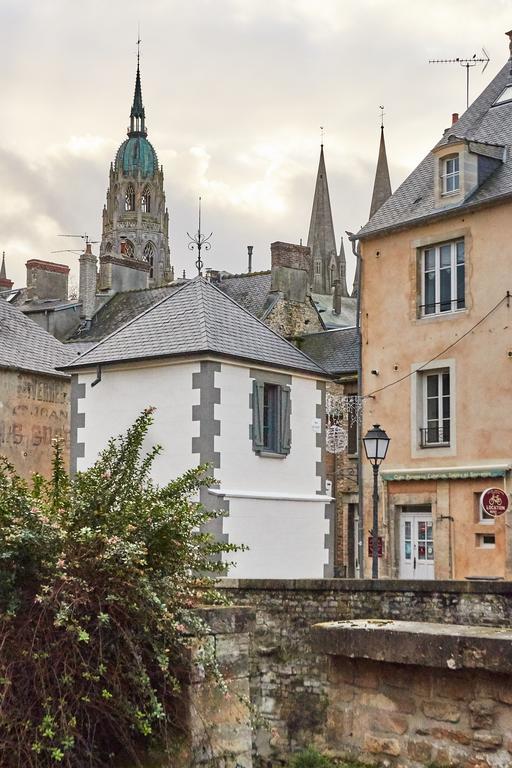 La Plus Petite Maison De France Bayeux Exterior photo
